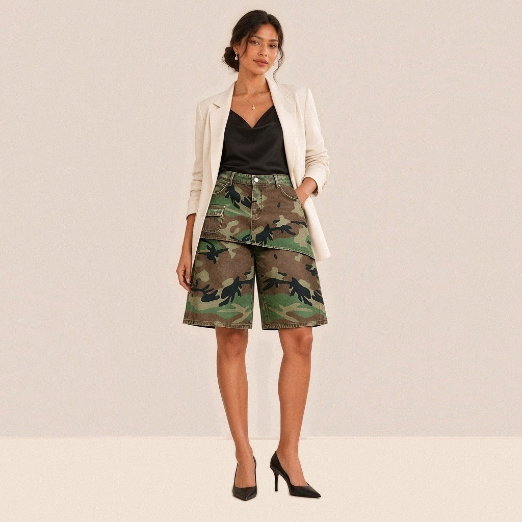 Jupe-short en jean imprimé camouflage à pan superposé, vue de face, top en satin noir et blazer crème