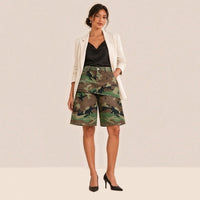 Jupe-short en jean imprimé camouflage à pan superposé, vue de face, top en satin noir et blazer crème