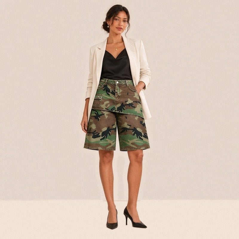 Jupe-short en jean imprimé camouflage à pan superposé, vue de face, top en satin noir et blazer crème