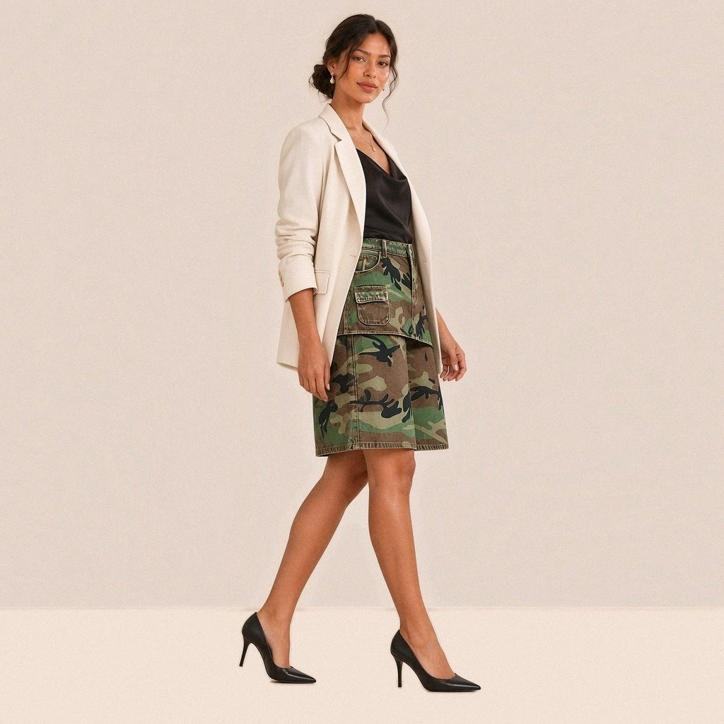 Jupe-short en jean camouflage de trois quarts en mouvement