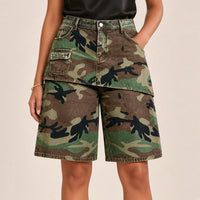 Détail de la jupe-short en jean camouflage : pan superposé et poche à rabat