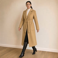 Manteau long ceinturé à revers crantés, camel, en marchant – SAKIWÉ