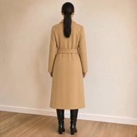Manteau long ceinturé à revers crantés, camel, vue de dos – SAKIWÉ