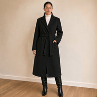 Manteau long ceinturé à revers crantés, noir, vue de face – SAKIWÉ