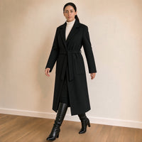 Manteau long ceinturé à revers crantés, noir, en marchant – SAKIWÉ