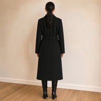 Manteau long ceinturé à revers crantés, noir, vue de dos – SAKIWÉ