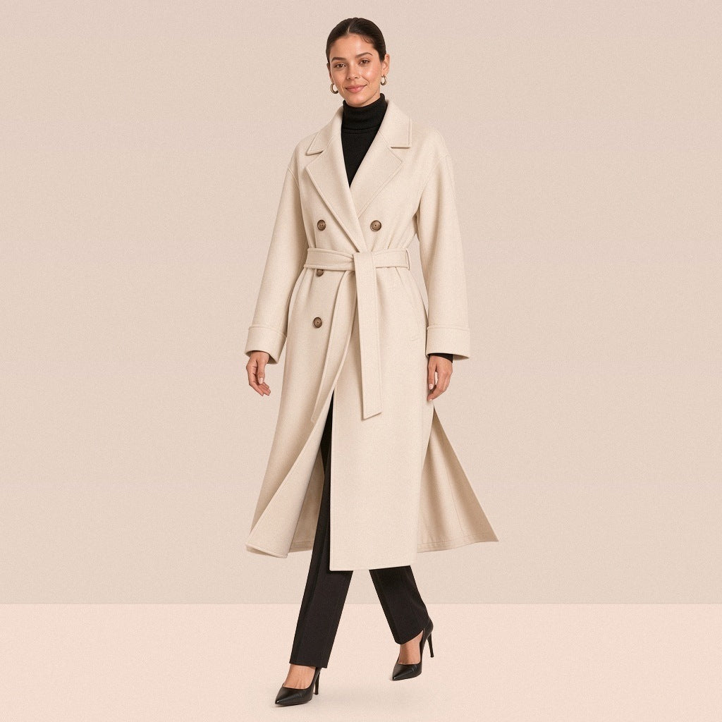 Manteau long croisé ceinturé en laine double face, blanc, en marchant – SAKIWÉ