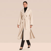 Manteau long croisé ceinturé en laine double face, blanc, en marchant – SAKIWÉ