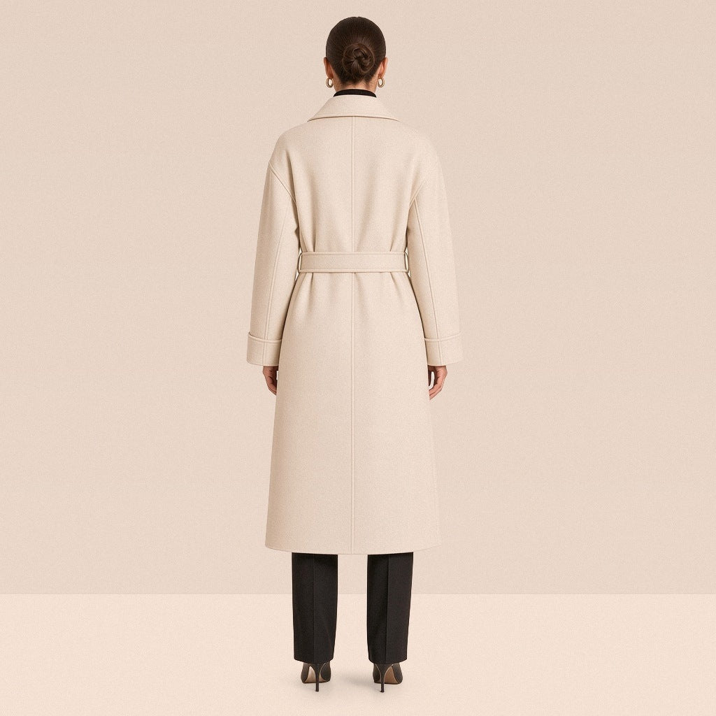 Manteau long croisé ceinturé en laine double face, blanc, vue de dos – SAKIWÉ