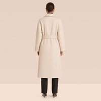 Manteau long croisé ceinturé en laine double face, blanc, vue de dos – SAKIWÉ