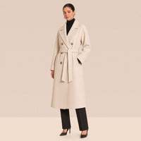 Manteau long croisé ceinturé en laine double face, blanc, vue de trois quarts – SAKIWÉ