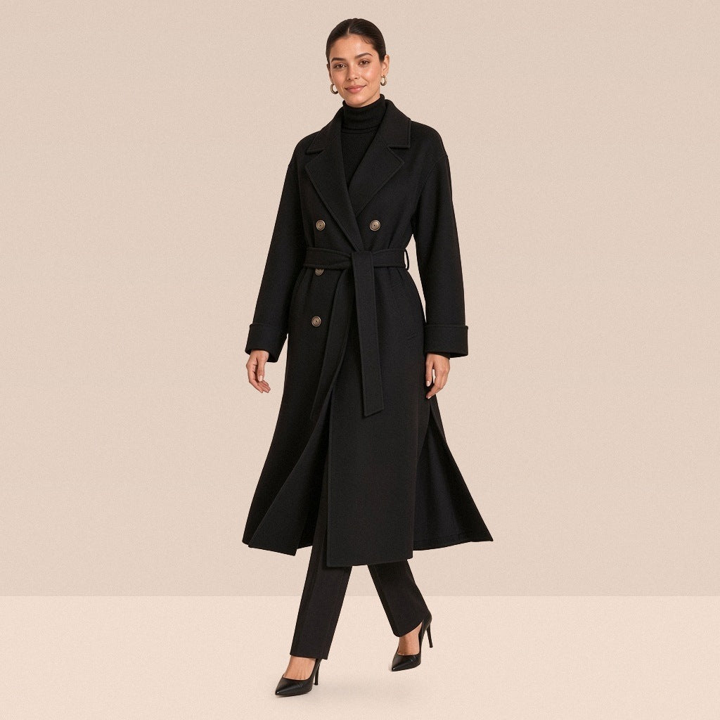 Manteau long croisé ceinturé en laine double face, noir, en marchant – SAKIWÉ