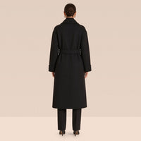 Manteau long croisé ceinturé en laine double face, noir, vue de dos – SAKIWÉ
