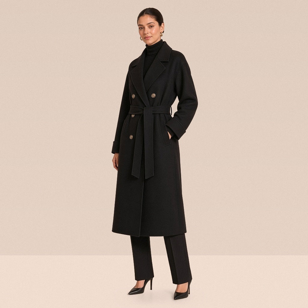Manteau long croisé ceinturé en laine double face, noir, vue de trois quarts – SAKIWÉ