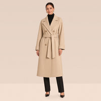 Manteau long croisé ceinturé en laine double face, beige, vue de face – SAKIWÉ