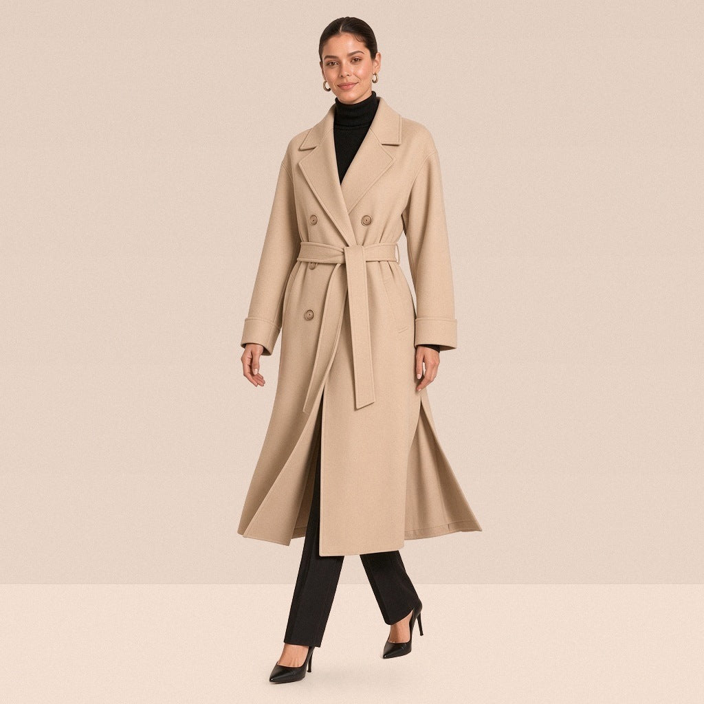 Manteau long croisé ceinturé en laine double face, beige, en marchant – SAKIWÉ