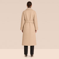 Manteau long croisé ceinturé en laine double face, beige, vue de dos – SAKIWÉ