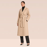 Manteau long croisé ceinturé en laine double face, beige, vue de trois quarts – SAKIWÉ