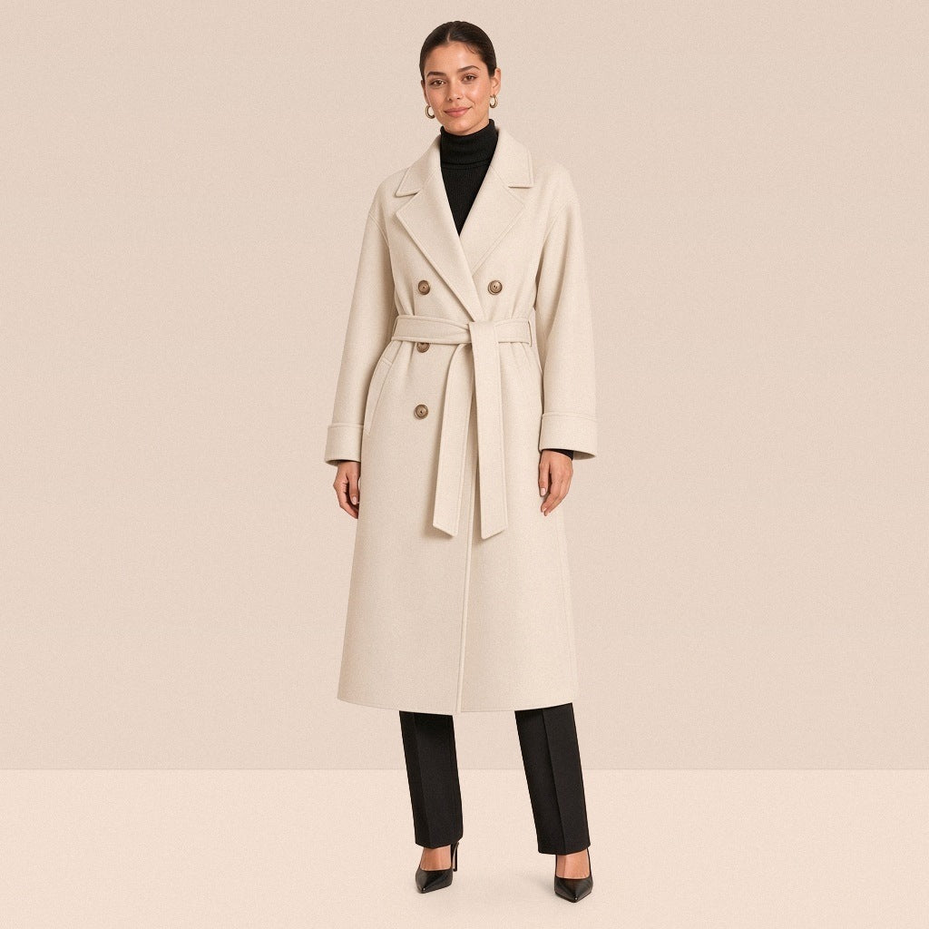 Manteau long croisé ceinturé en laine double face, blanc, vue de face – SAKIWÉ