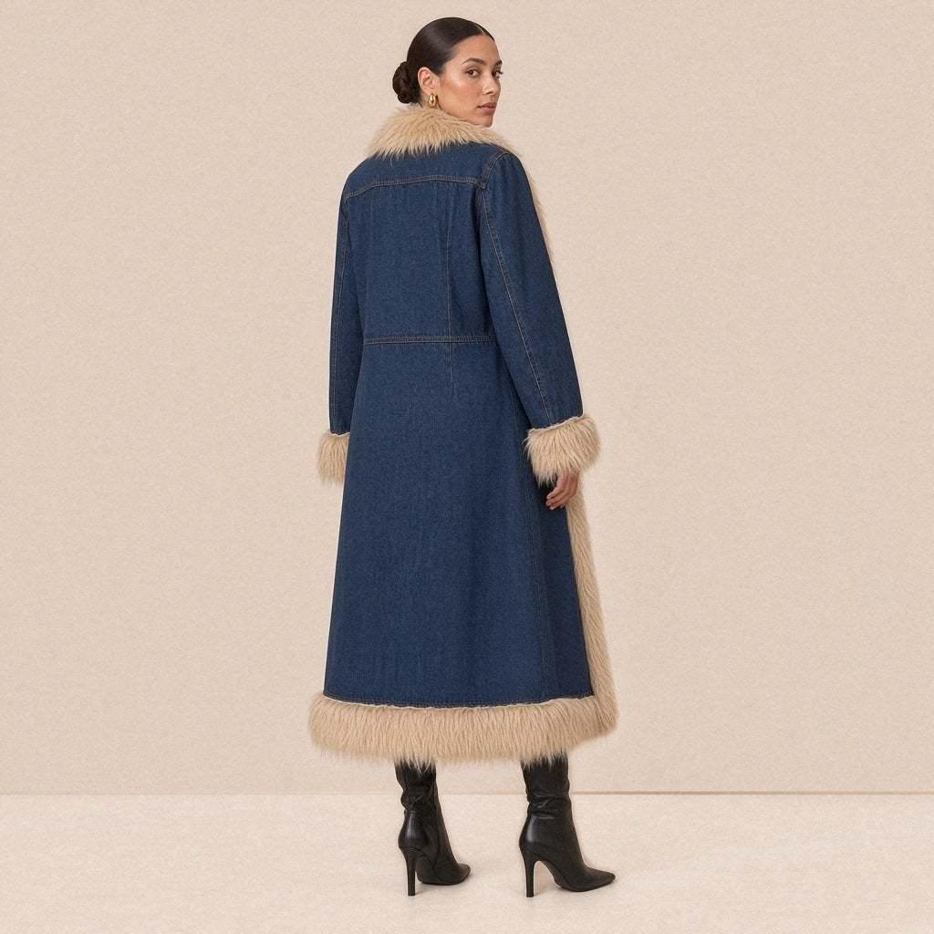 Dos du manteau long en jean SAKIWE : couture à la taille, poignets et ourlet en fausse fourrure