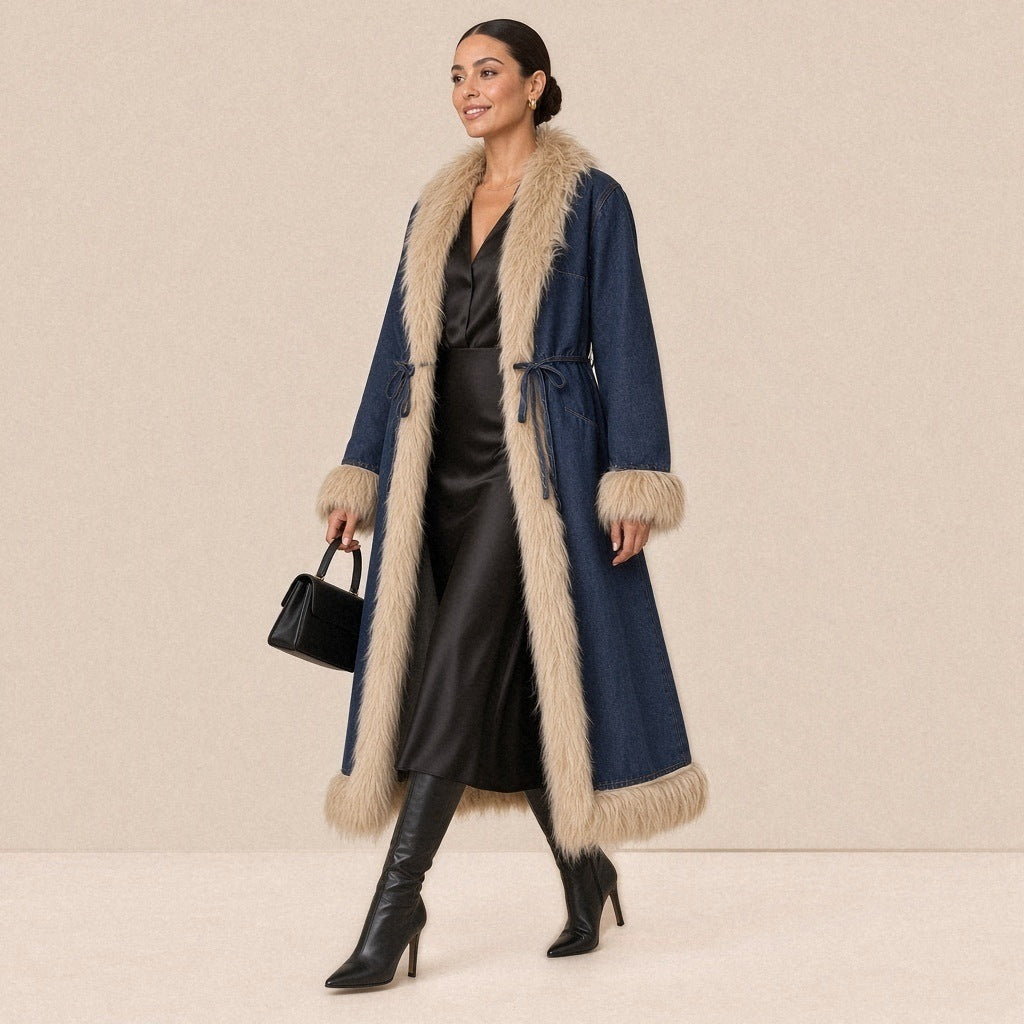 Manteau long en jean et fausse fourrure SAKIWE porté ouvert en marchant sur un body et une jupe en satin noir