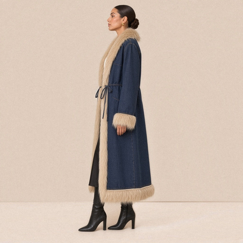 Manteau long en jean SAKIWE bordé de fausse fourrure porté de profil