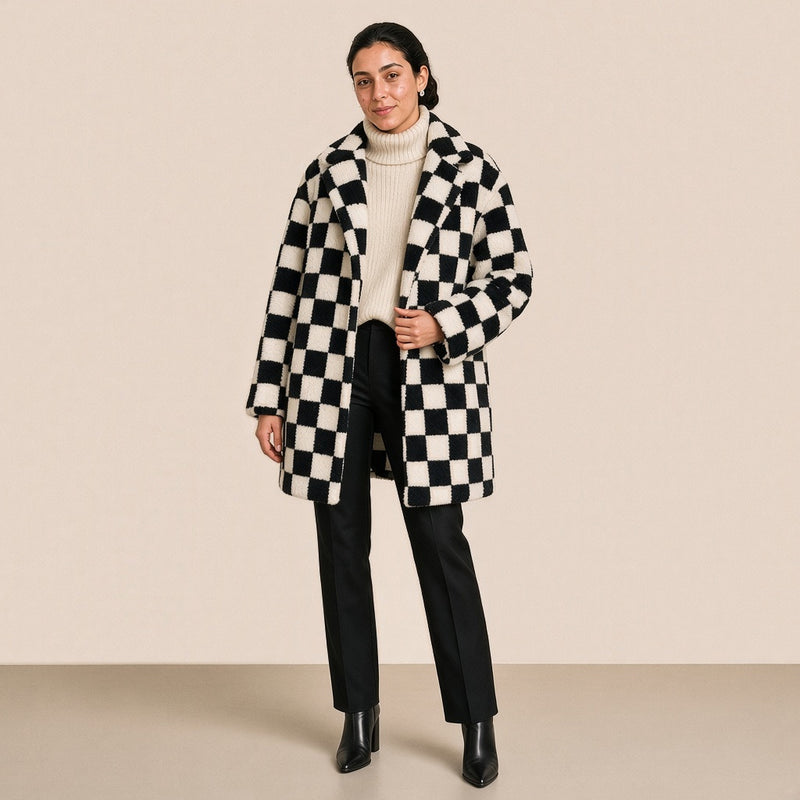 Manteau oversize en sherpa à damier noir et blanc porté ouvert, vue de face
