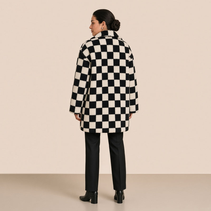 Manteau sherpa à damier noir et blanc, vue de dos