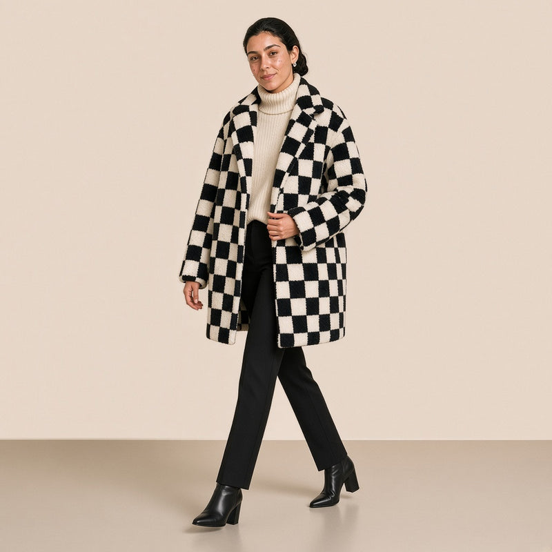 Manteau oversize à damier porté en marchant, vue de trois quarts