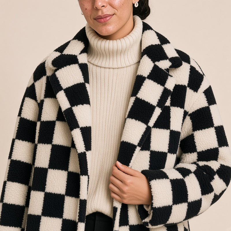 Gros plan sur le col tailleur du manteau en sherpa à damier