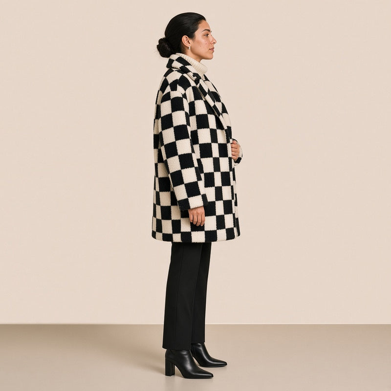 Manteau sherpa à damier noir et blanc, vue de profil