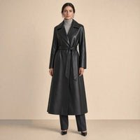 Manteau portefeuille long en cuir de mouton SAKIWE noir porté de face par une mannequin