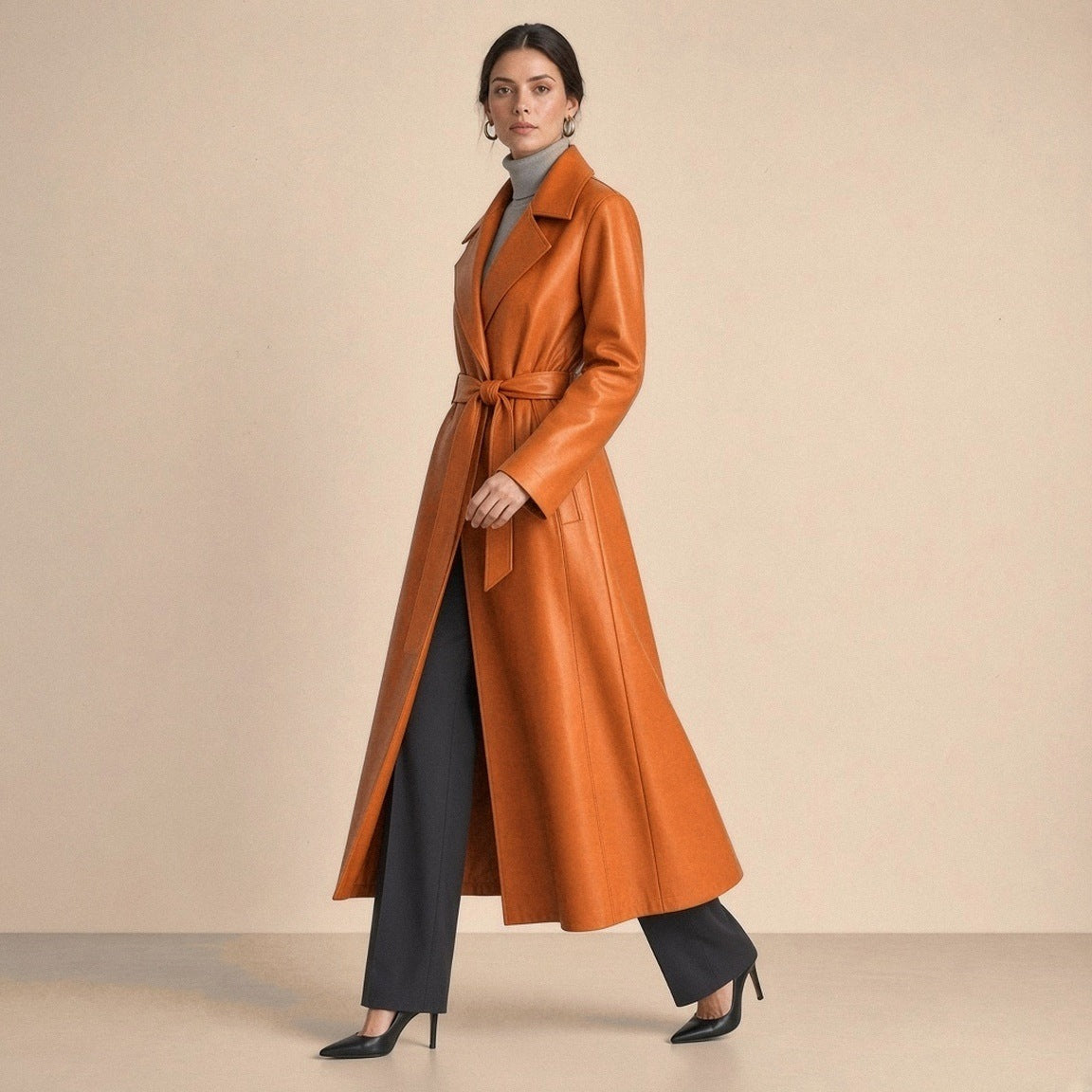 Manteau portefeuille long en cuir de mouton SAKIWE orange cuivré porté en marchant, de trois quarts