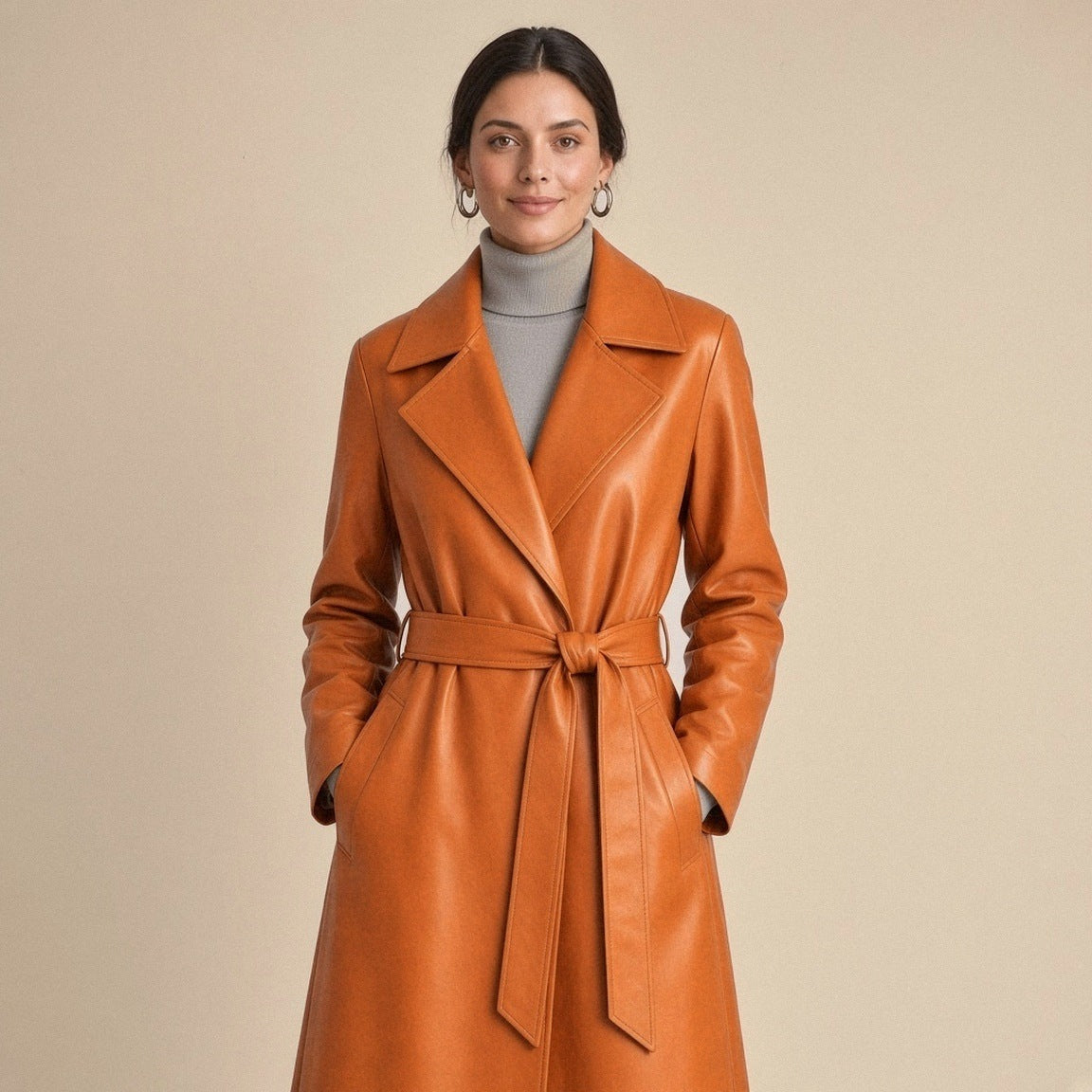 Manteau portefeuille long en cuir de mouton SAKIWE orange cuivré porté, mains dans les poches