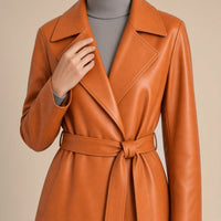 Manteau portefeuille long en cuir de mouton SAKIWE orange cuivré, gros plan sur les grands revers