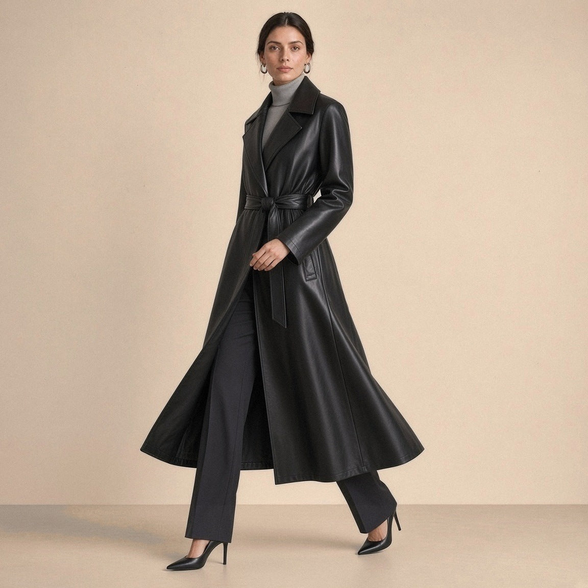 Manteau portefeuille long en cuir de mouton SAKIWE noir porté en marchant, de trois quarts