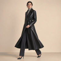 Manteau portefeuille long en cuir de mouton SAKIWE noir porté en marchant, de trois quarts