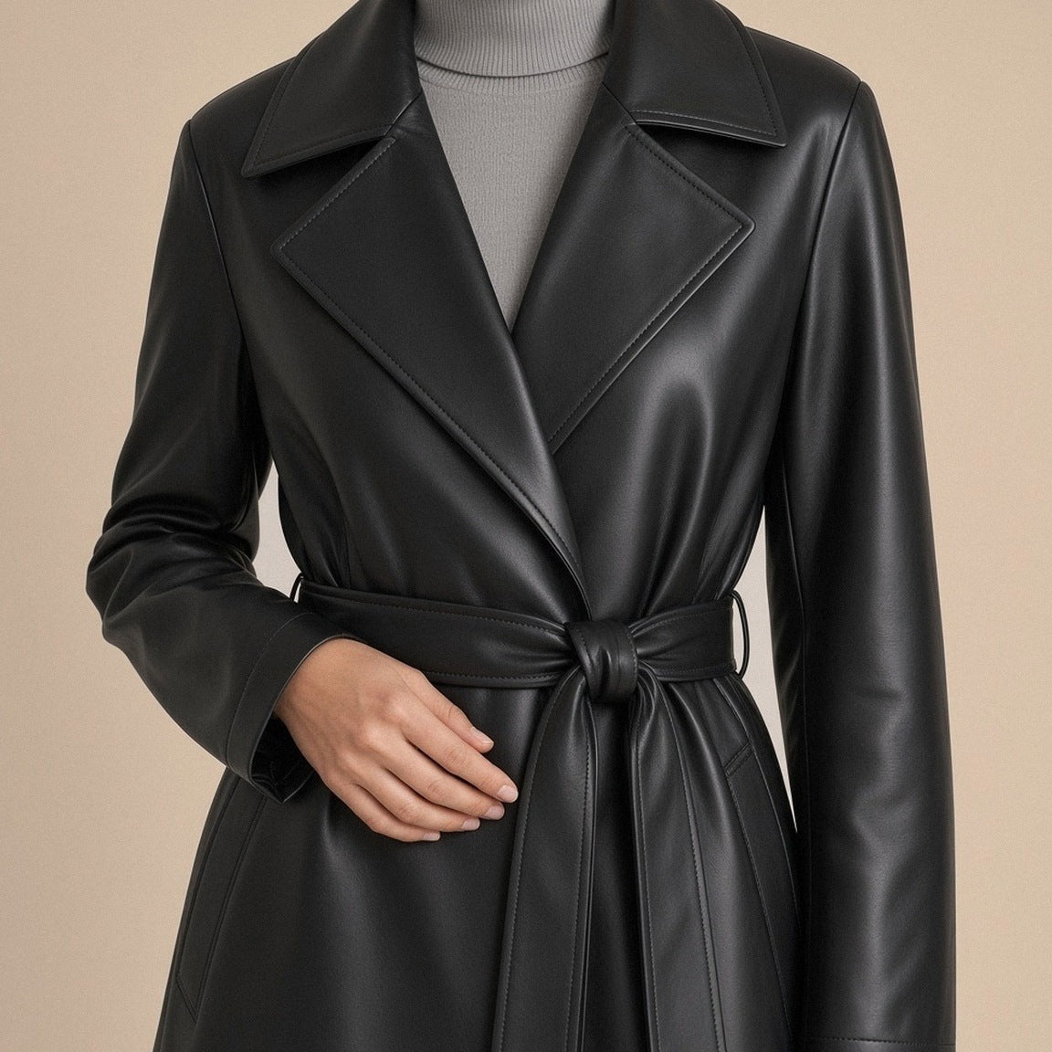 Manteau portefeuille long en cuir de mouton SAKIWE noir, gros plan sur les revers et la ceinture nouée