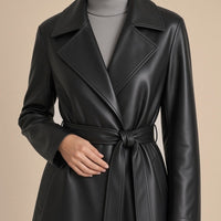 Manteau portefeuille long en cuir de mouton SAKIWE noir, gros plan sur les revers et la ceinture nouée
