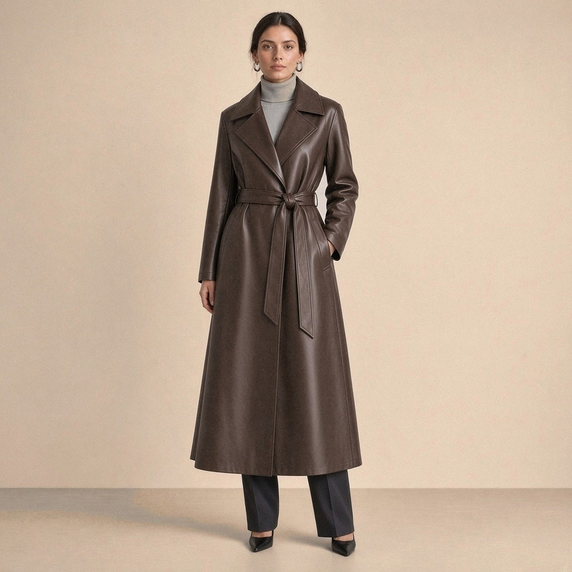 Manteau portefeuille long en cuir de mouton SAKIWE brun moka porté de face, main dans la poche