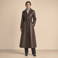 Manteau portefeuille long en cuir de mouton SAKIWE brun moka porté de face, main dans la poche
