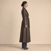 Manteau portefeuille long en cuir de mouton SAKIWE brun moka vu de profil