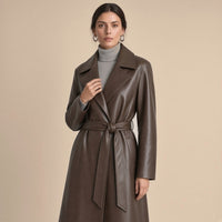 Manteau portefeuille long en cuir de mouton SAKIWE brun moka porté, main au revers