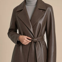 Manteau portefeuille long en cuir de mouton SAKIWE brun moka, gros plan sur la ceinture nouée