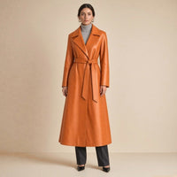 Manteau portefeuille long en cuir de mouton SAKIWE orange cuivré porté de face