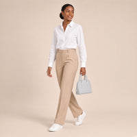 Femme marchant, mini sac bowling en cuir effet croco blanc glacier tenu à la main par ses anses