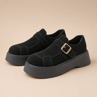 Mocassins plateforme aspect daim SAKIWE noir : la paire sur fond beige