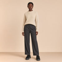 Mocassins plateforme aspect daim SAKIWE noirs portés avec un pantalon gris, en pied