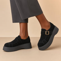 Mocassins plateforme aspect daim SAKIWE noirs portés, vue des jambes en marchant