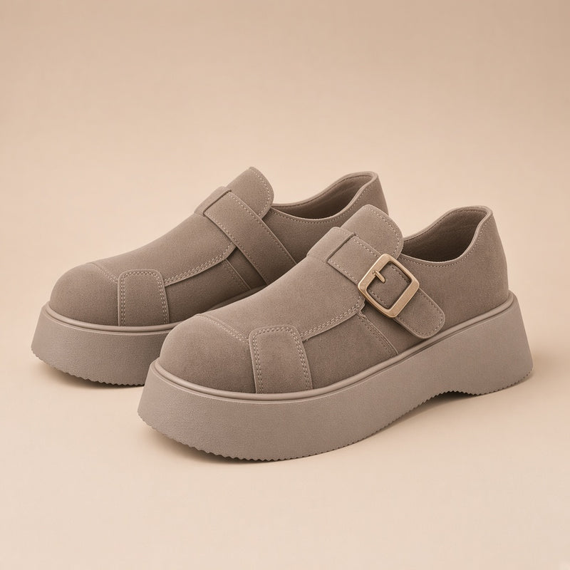 Mocassins plateforme aspect daim SAKIWE taupe : la paire sur fond beige